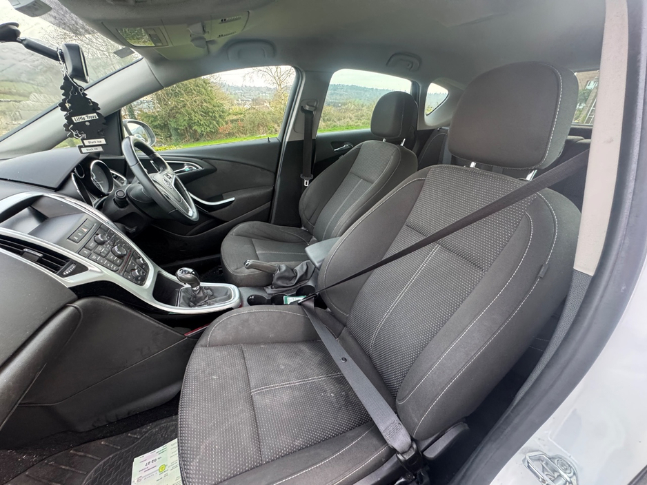 2014 Opel Astra - image 3