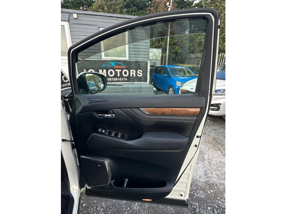 2015 Toyota Alphard - image 7