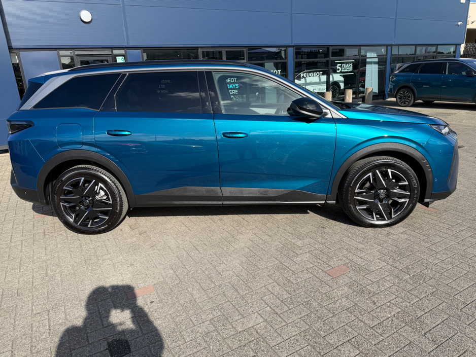 2025 Peugeot 5008 - image 3