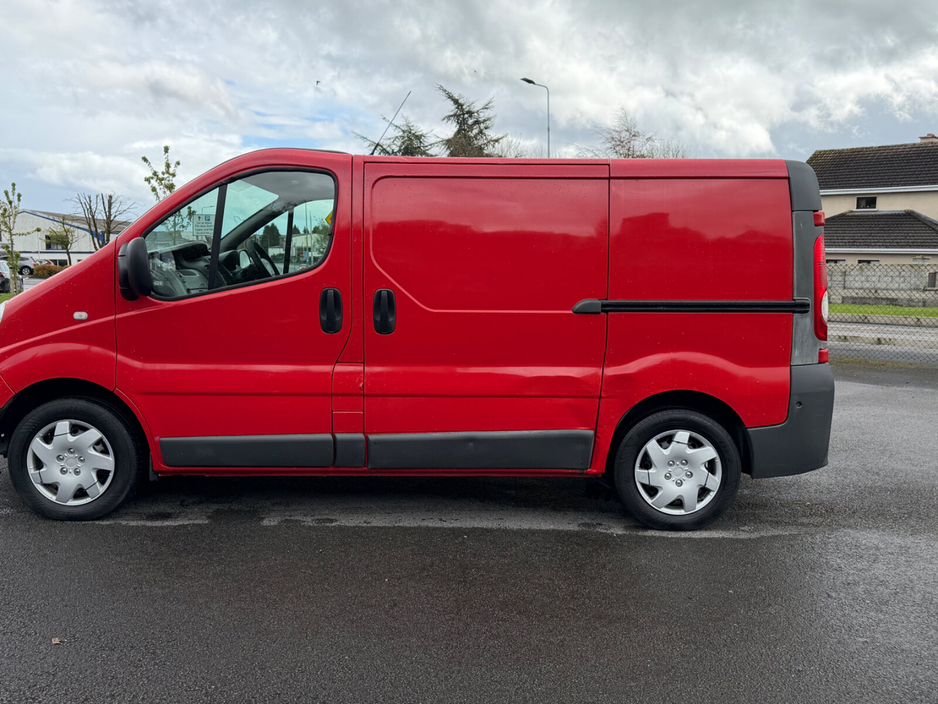 2010 Renault Trafic - image 4