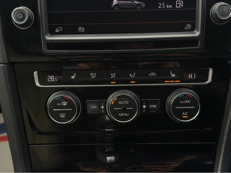 2015 Volkswagen Golf - image 18