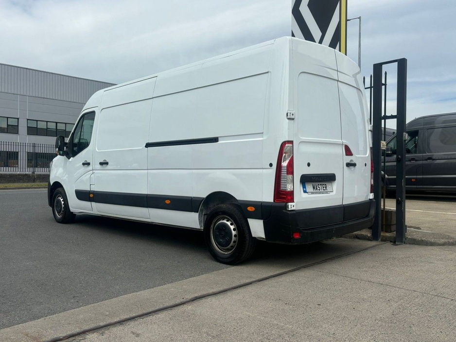 2022 Renault Master - image 3