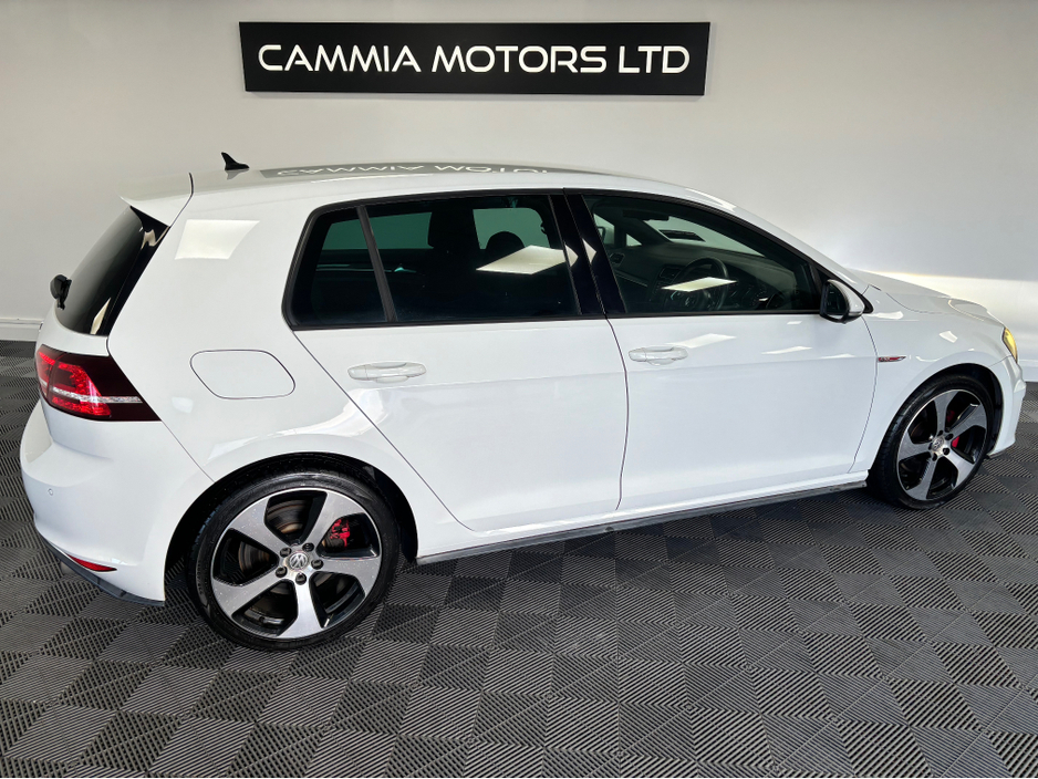 2015 Volkswagen Golf - image 4