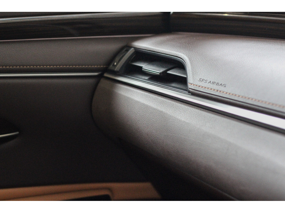 2021 Lexus ES 300 H - image 33