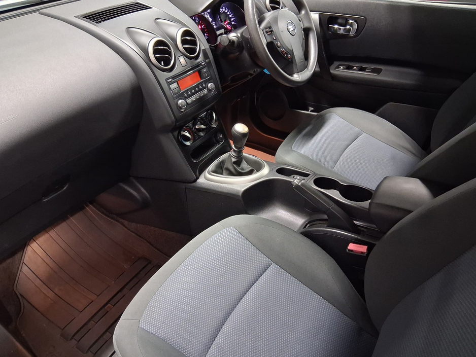 2013 Nissan Qashqai - image 4