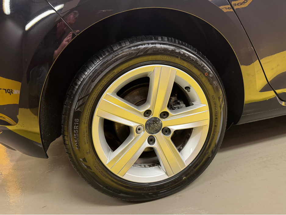 2015 Volkswagen Golf - image 29