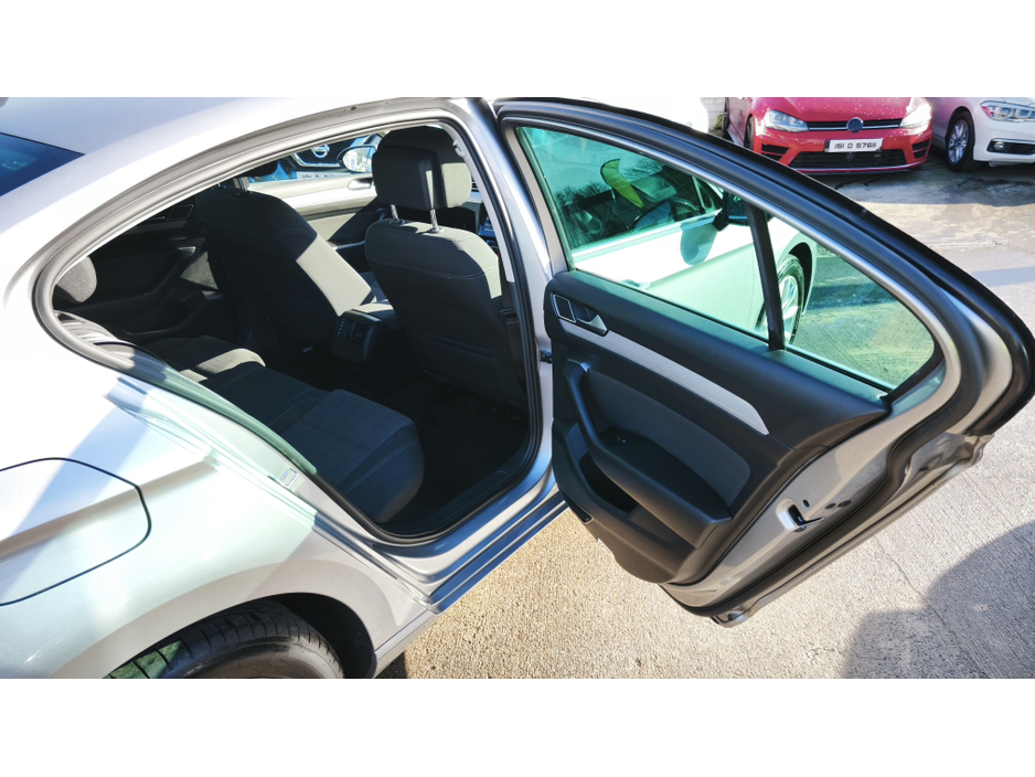 2022 Volkswagen Passat - image 10