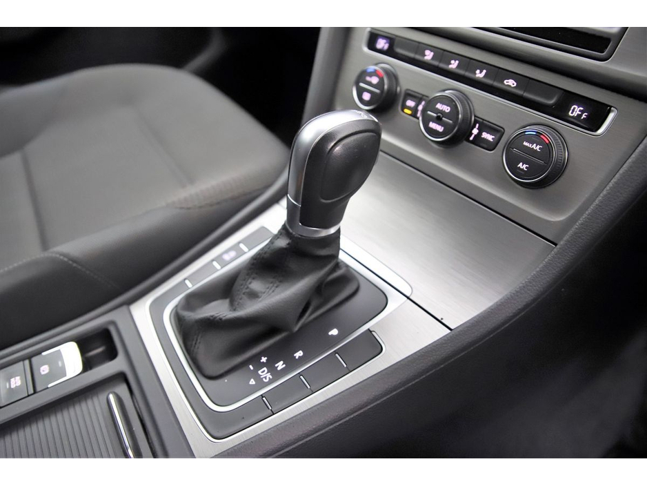 2016 Volkswagen Golf - image 23