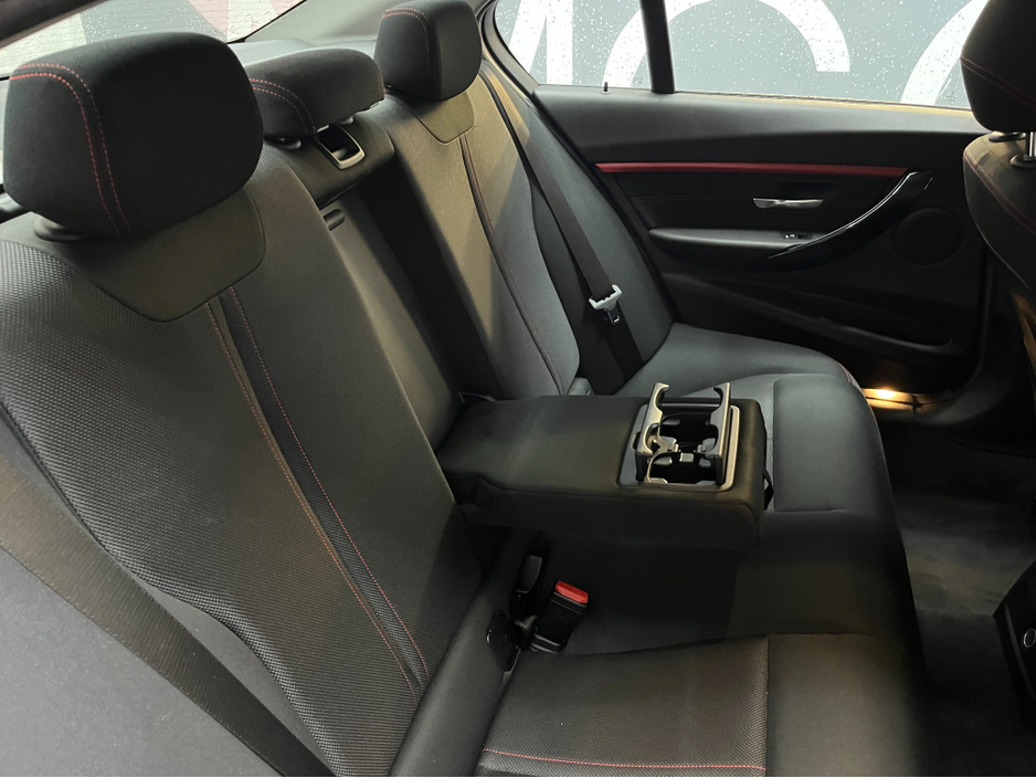 2016 BMW 3 Series - image 12