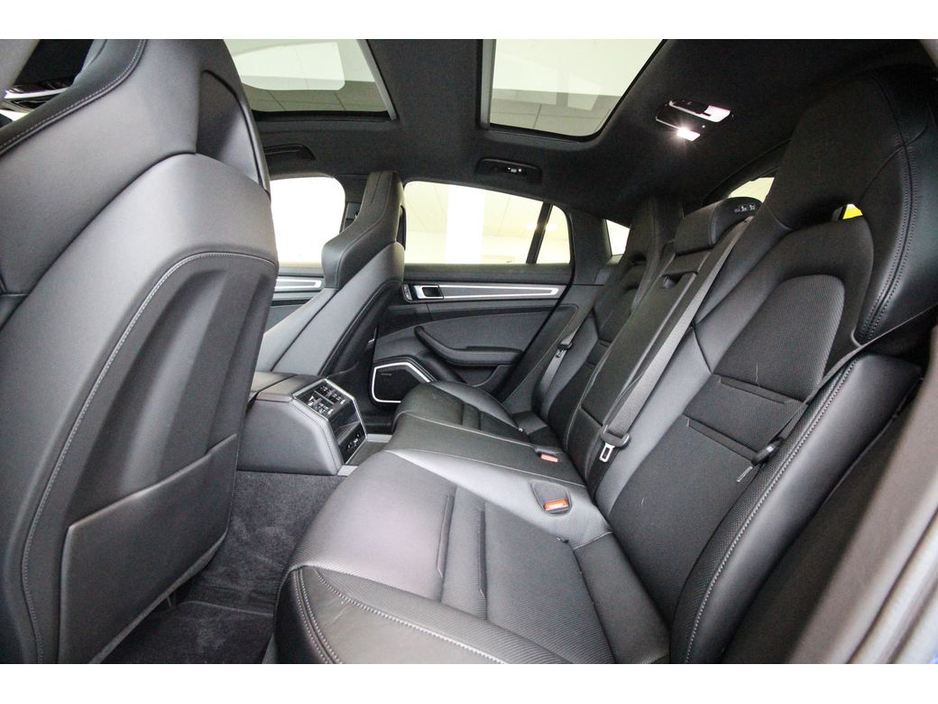 2023 Porsche Panamera - image 29