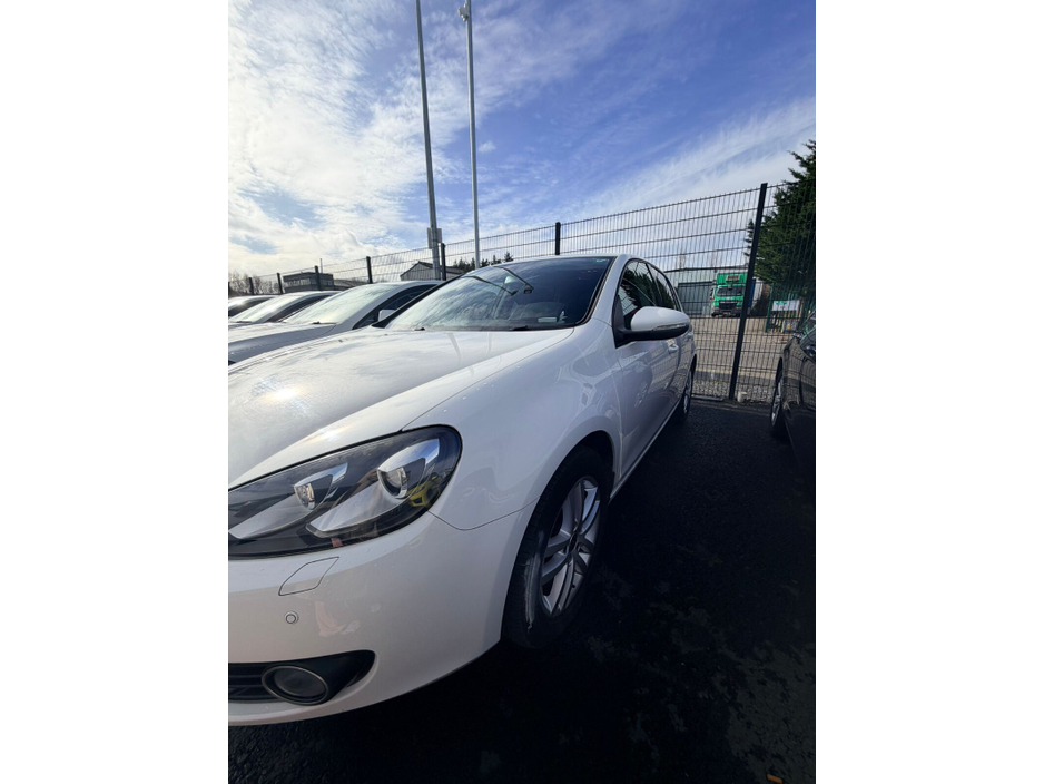 2012 Volkswagen Golf - image 2