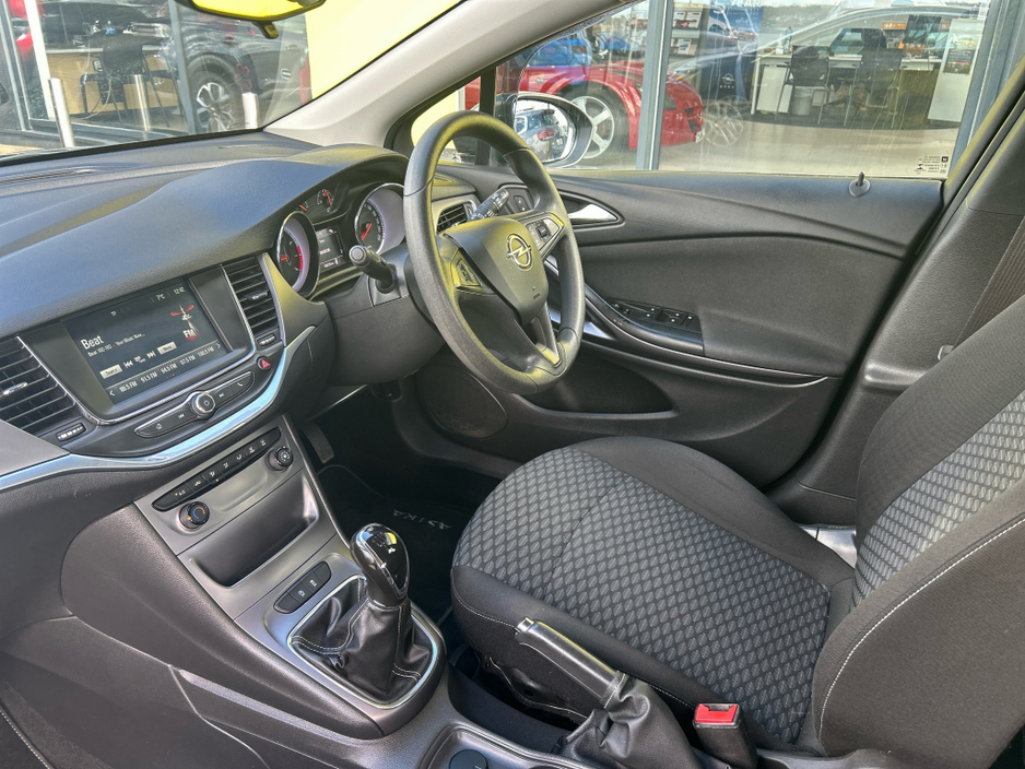 2016 Opel Astra - image 2