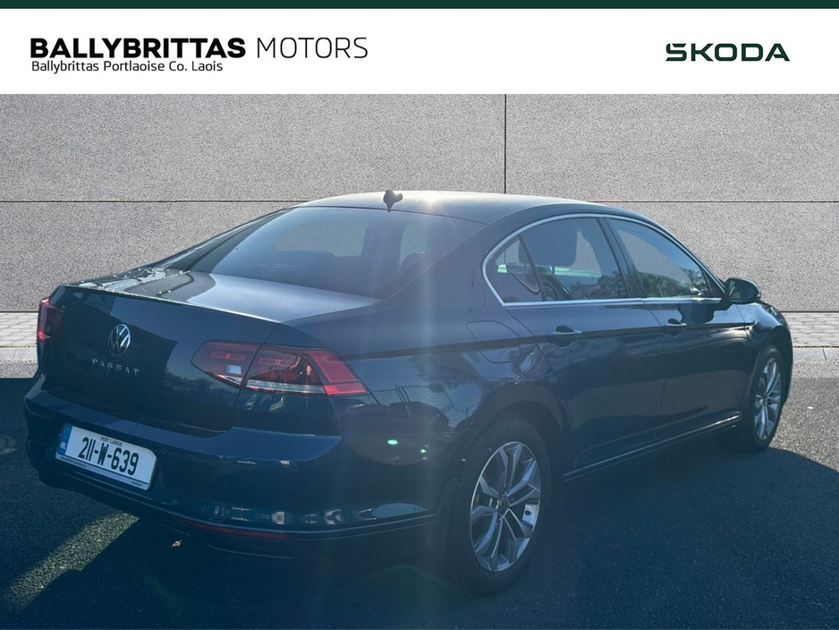 2021 Volkswagen Passat - image 5