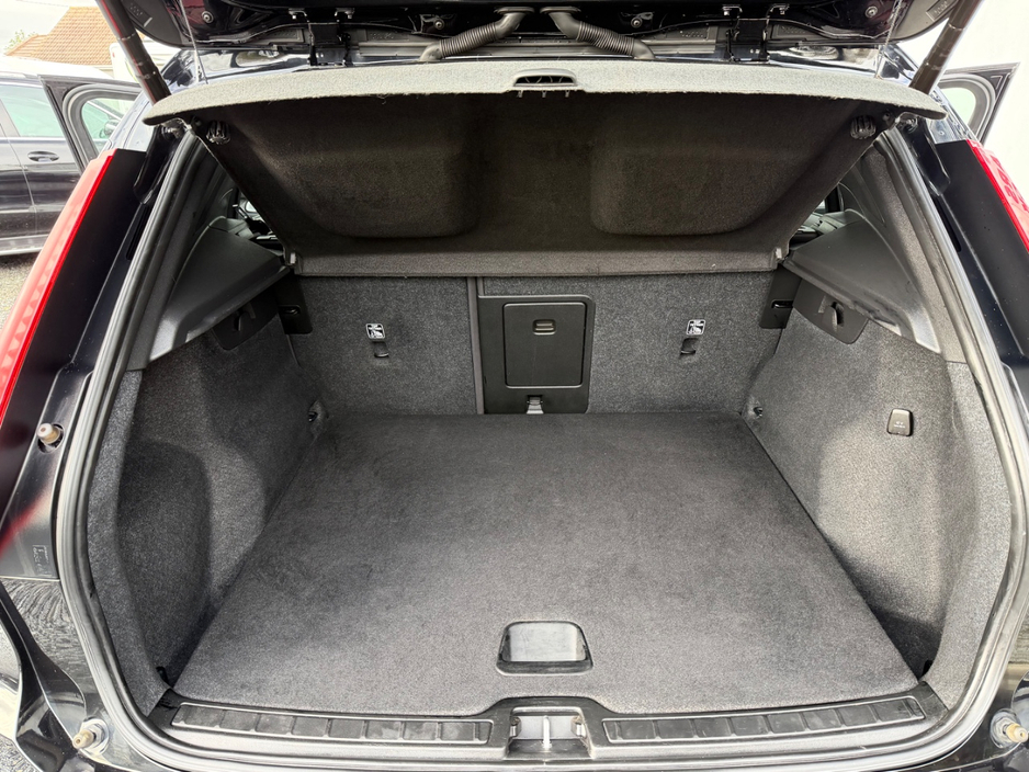 2022 Volvo XC40 - image 9