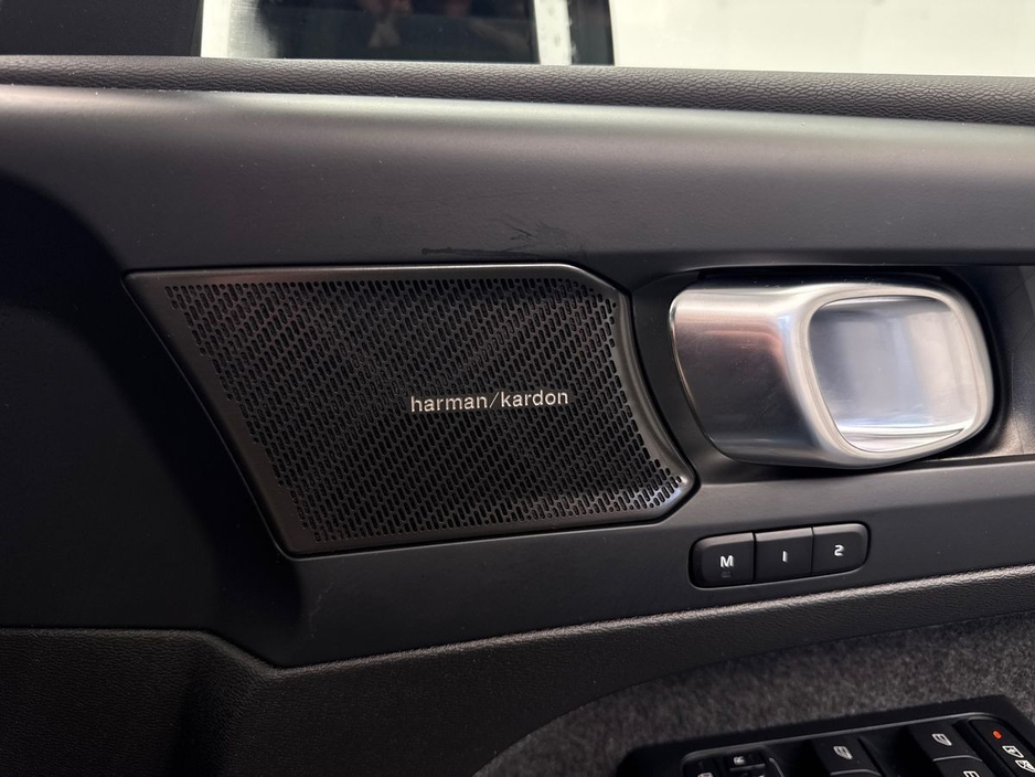 2023 Volvo XC40 - image 18