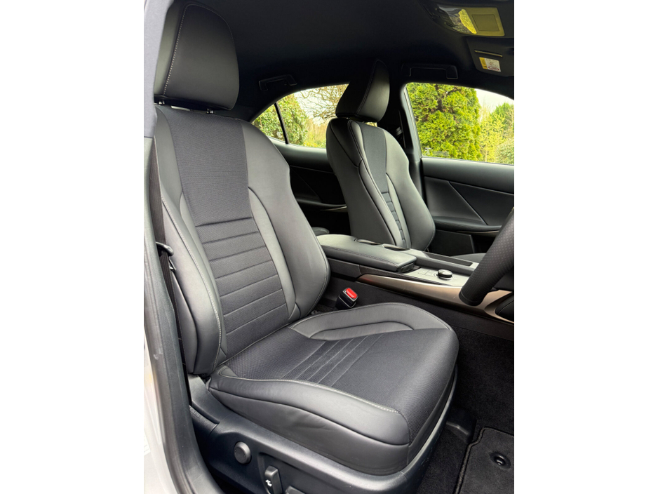 2015 Lexus IS 300 h - image 10