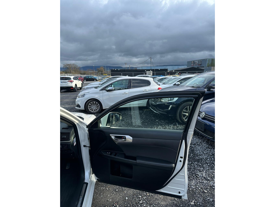 2019 Lexus CT 200 h - image 12