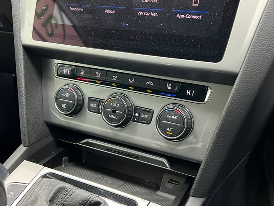 2020 Volkswagen Passat - image 27