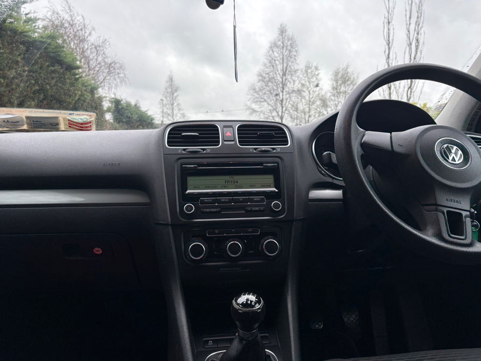 2010 Volkswagen Golf - image 13