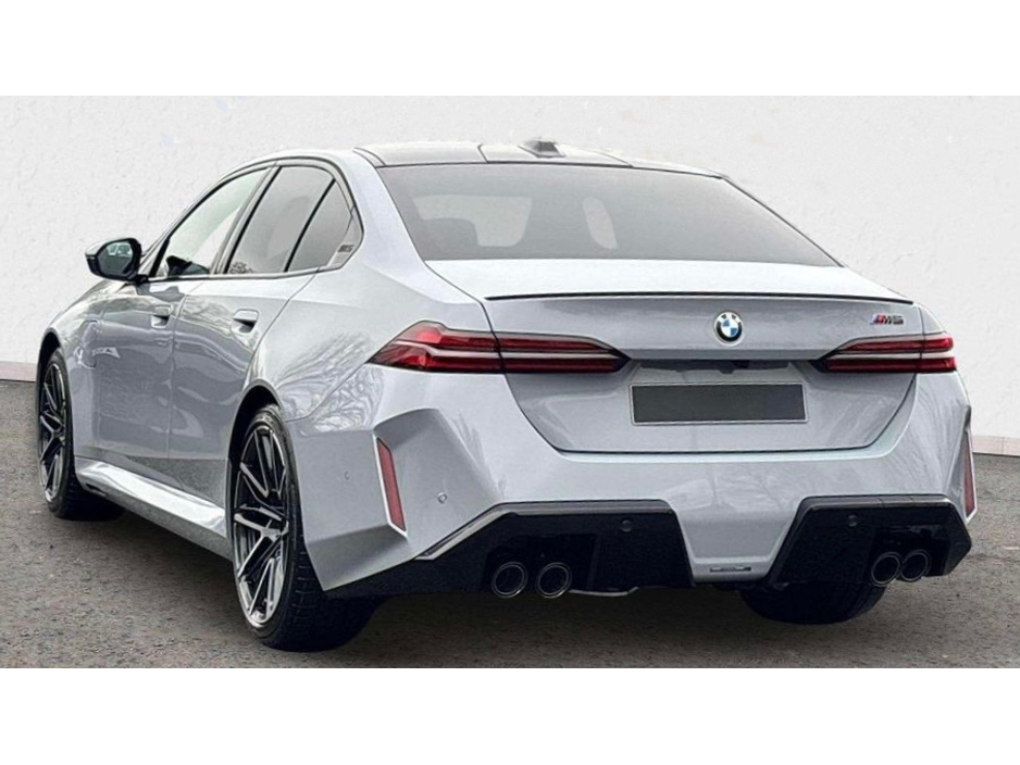 2024 BMW M5 - image 2