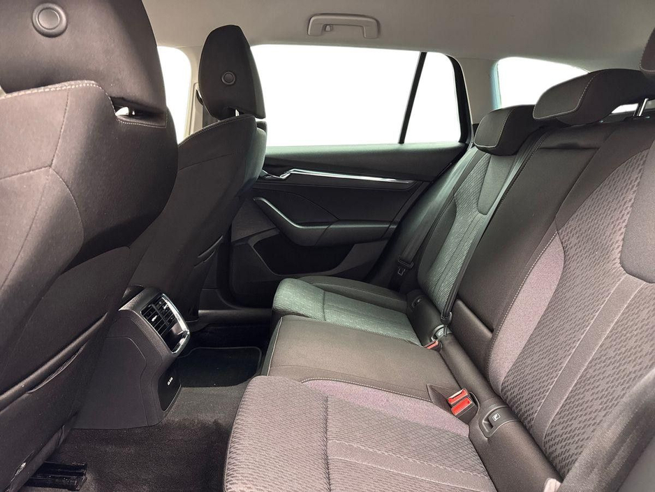 2023 Skoda Octavia - image 10