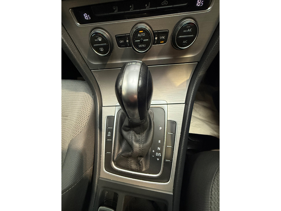 2015 Volkswagen Golf - image 9