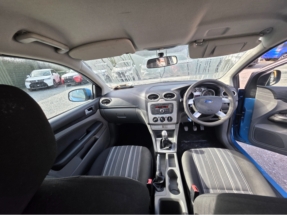 2010 Ford Focus - image 13