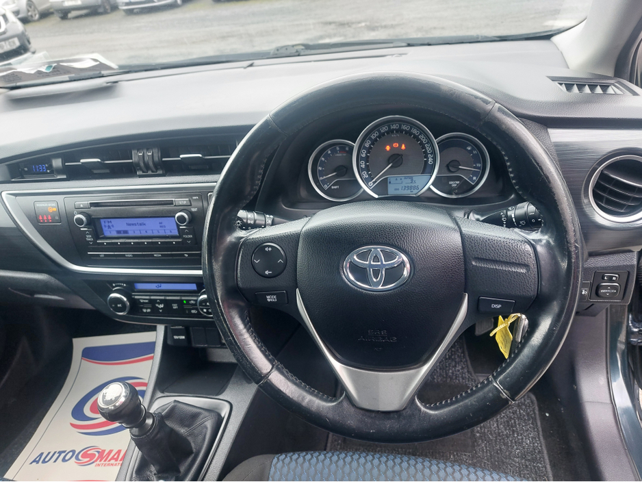 2014 Toyota Auris - image 4