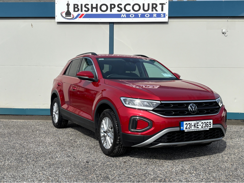 2023 Volkswagen T-Roc - image 2