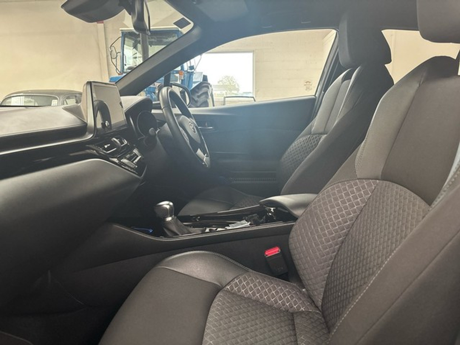 2023 Toyota C-HR - image 6