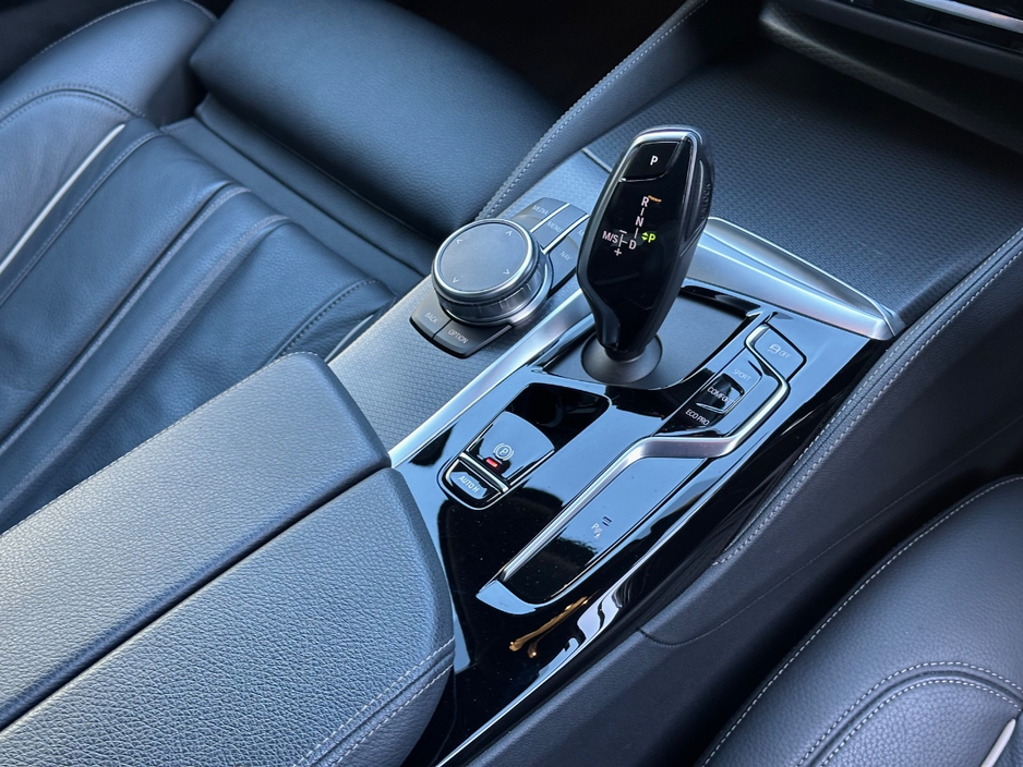 2023 BMW 5 Series - image 9