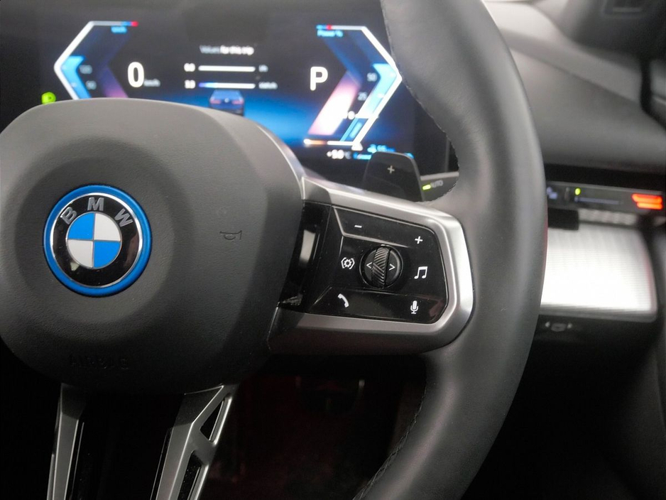 2025 BMW 5 Series - image 17