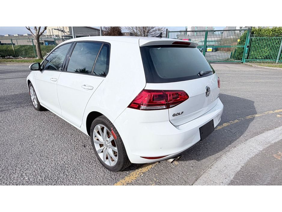 2015 Volkswagen Golf - image 3