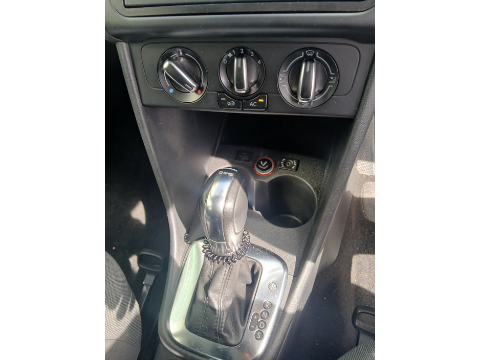 2012 Volkswagen Polo - image 9