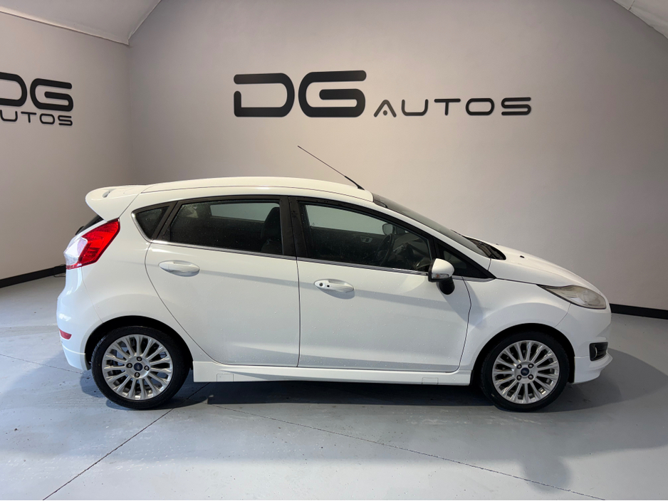 2016 Ford Fiesta Auto - Low KMs - Body Kit - 2 Yrs NCT €11,700
