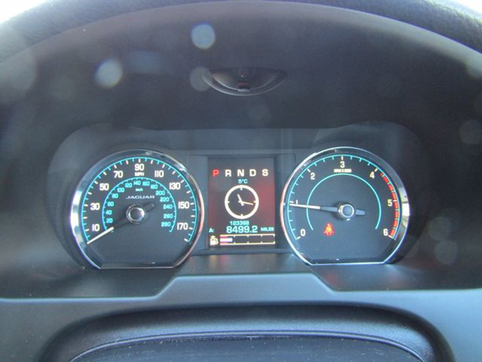 2014 Jaguar XF - image 30