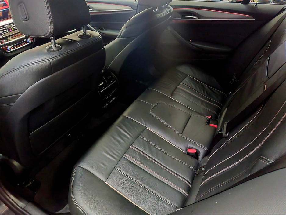 2018 BMW 5 Series - image 8