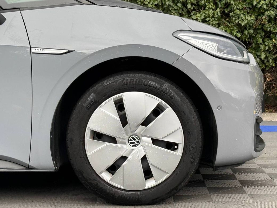 2023 Volkswagen ID.3 FAMILY 58KWH // PANORAMIC SUNROOF // HEATED SEATS // APPLE CARPLAY/ANDROID AUTO €22,450