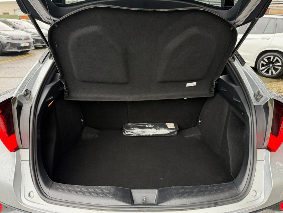 2023 Toyota C-HR HYBRID..Keyless Entry..Apple CarPlay €22,750