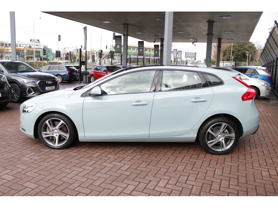 2017 Volvo V40 - image 7