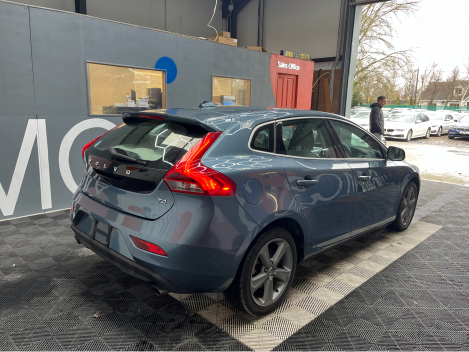 2015 Volvo V40 - image 2