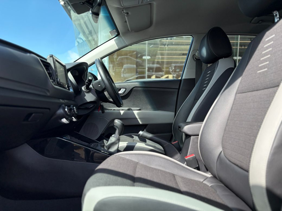 2021 Kia Stonic - image 2