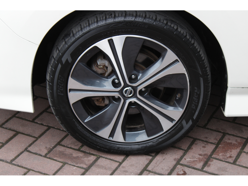 2022 Nissan Leaf - image 23