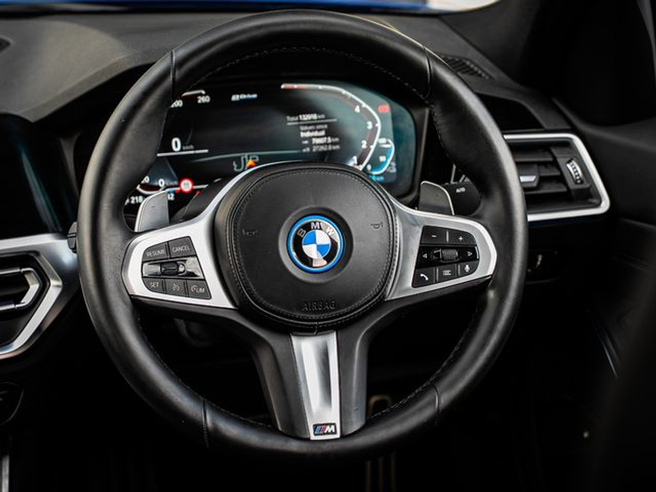 2022 BMW 3 Series - image 16
