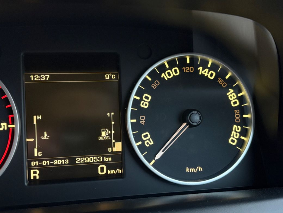 2014 Land Rover Discovery - image 10