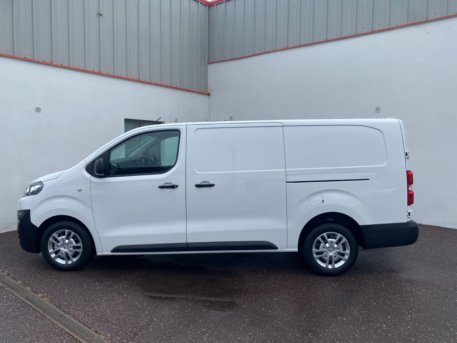 2022 Citroen Dispatch - image 7