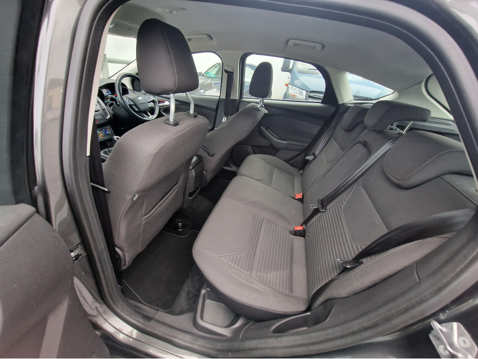 2017 Ford Focus - image 24