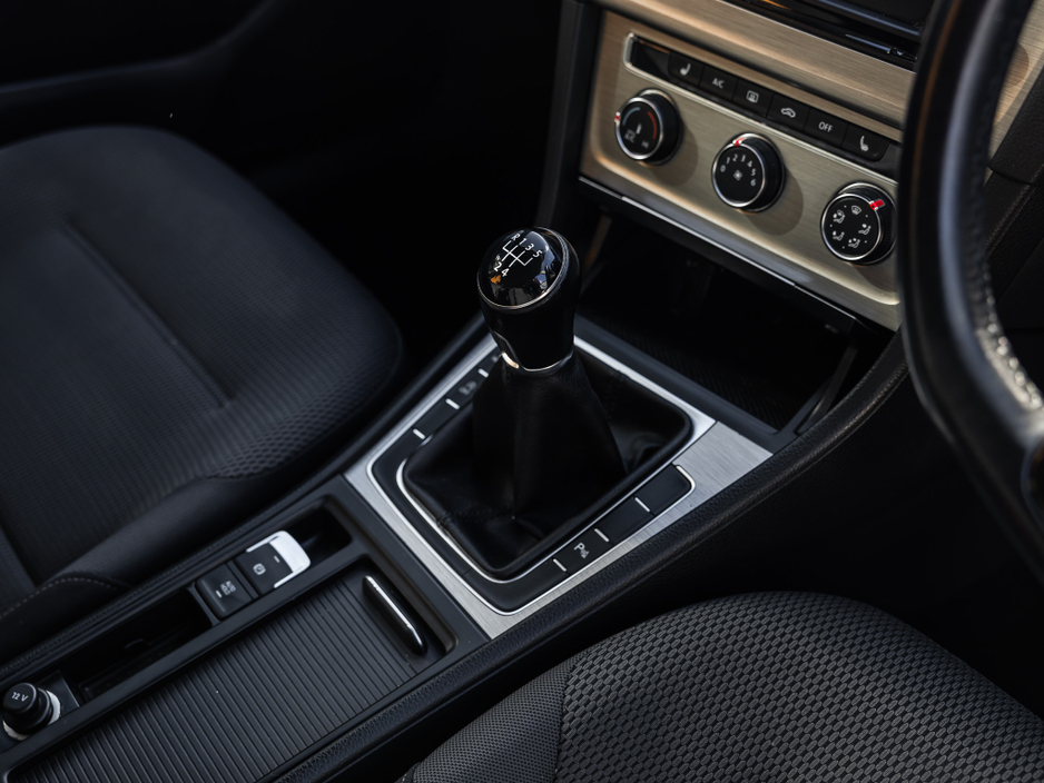 2016 Volkswagen Golf - image 12