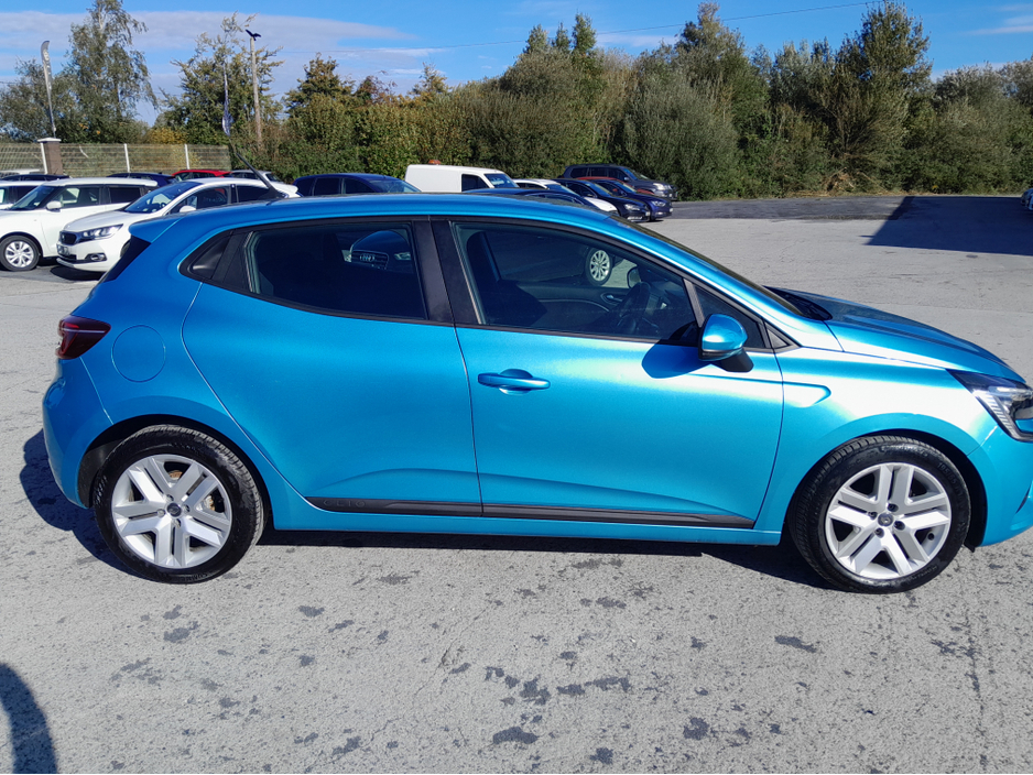 2022 Renault Clio - image 9