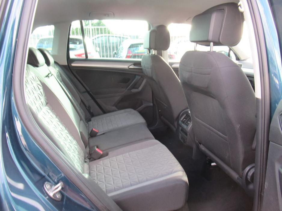 2022 Volkswagen Tiguan - image 10